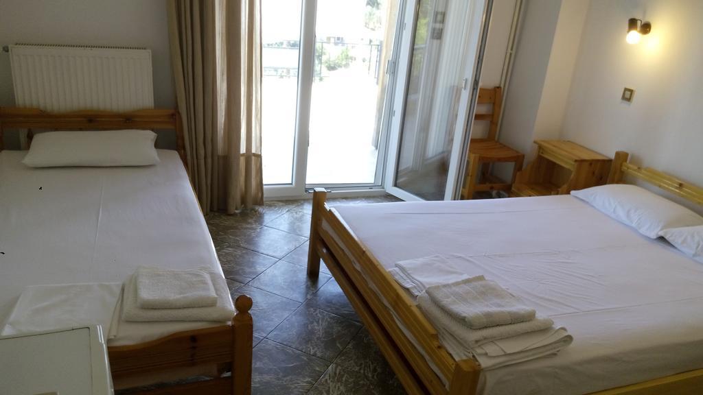 Filoxenia Rooms Makrilies Bilik gambar